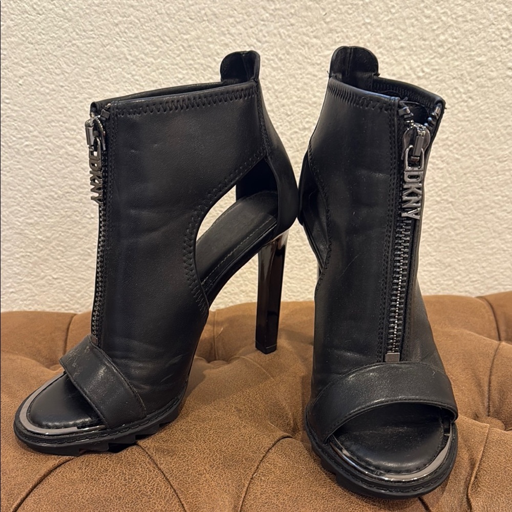 DKNY Dua Sandal